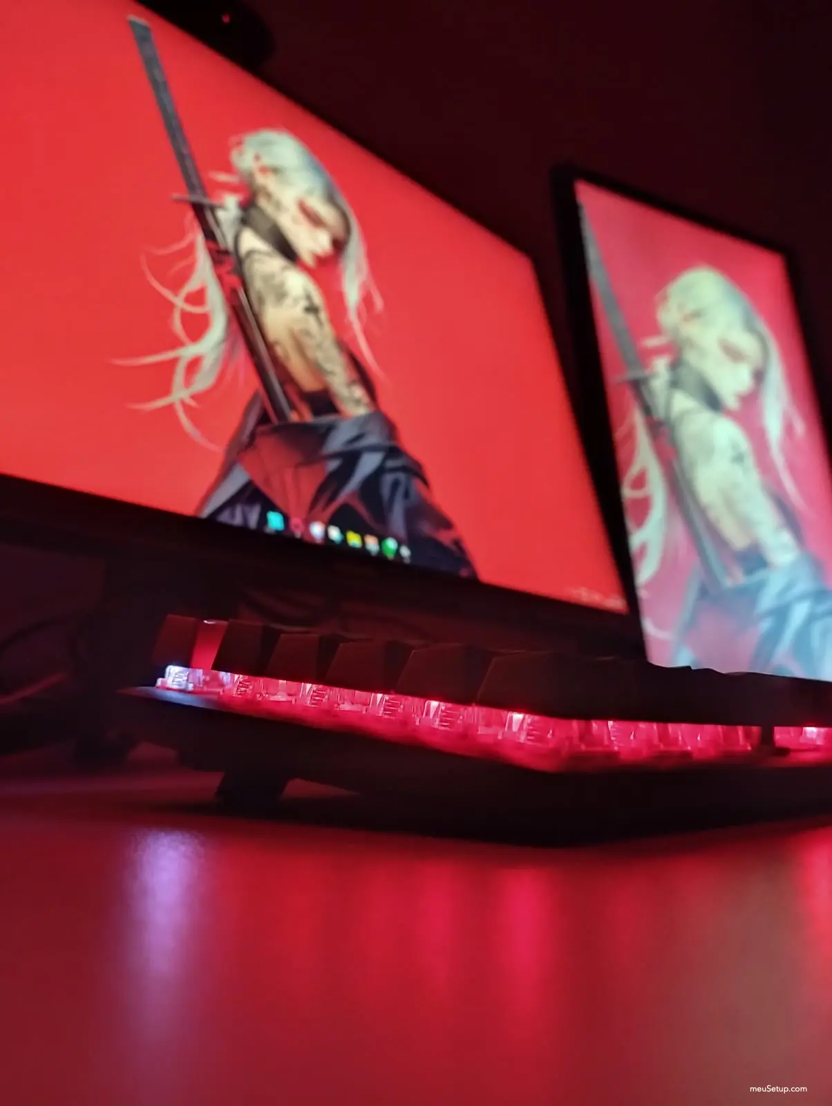 Mesa em L branco e vermelho — foto 1
