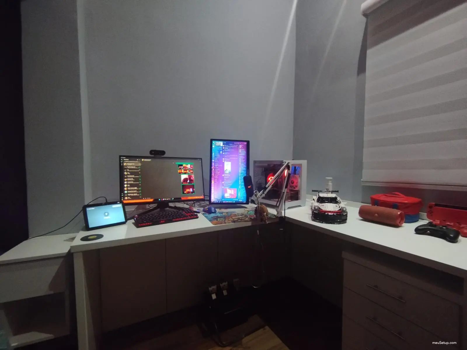Mesa em L branco e vermelho — foto 6