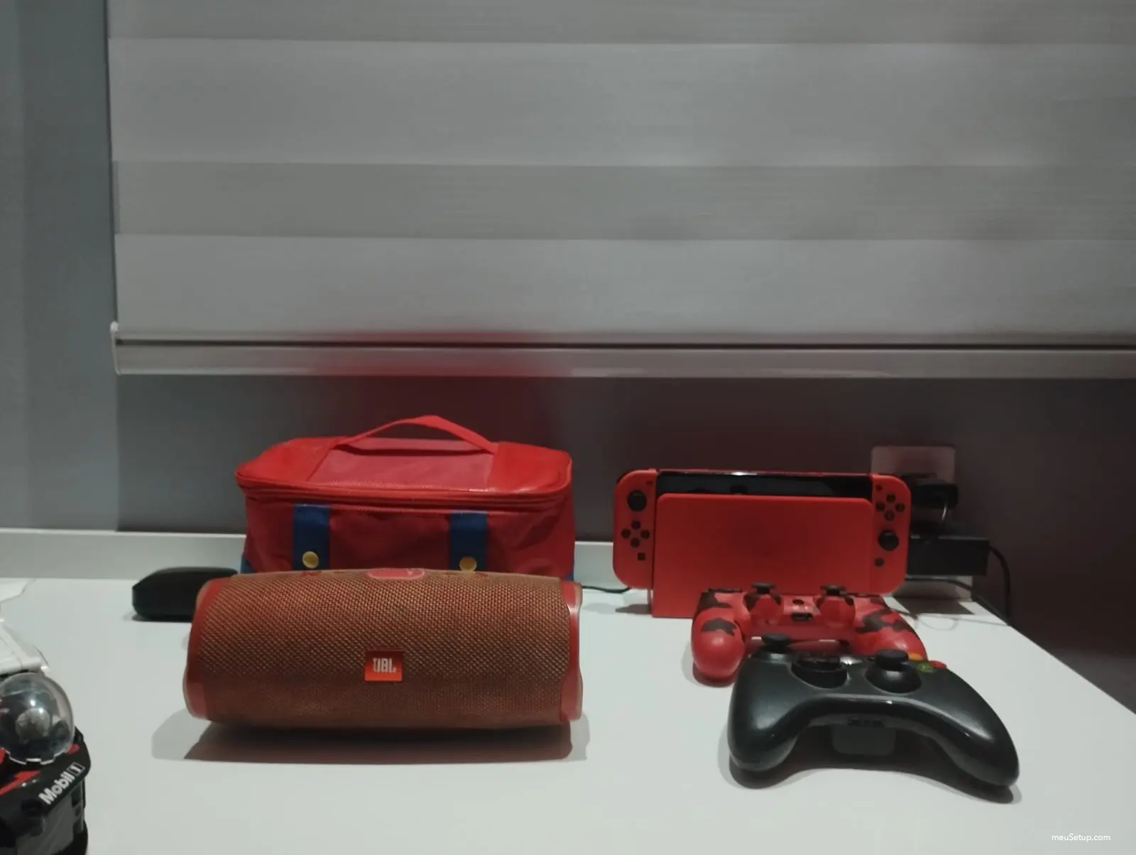 Mesa em L branco e vermelho — foto 7