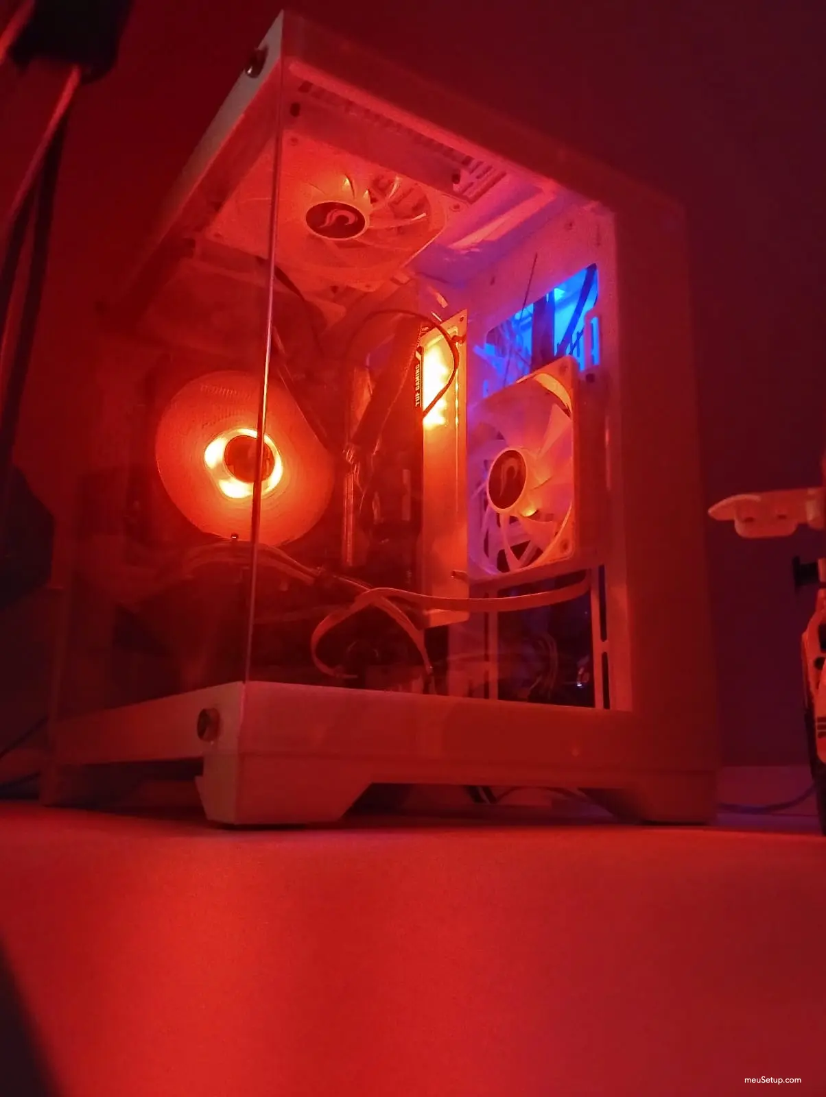 Mesa em L branco e vermelho — foto 9