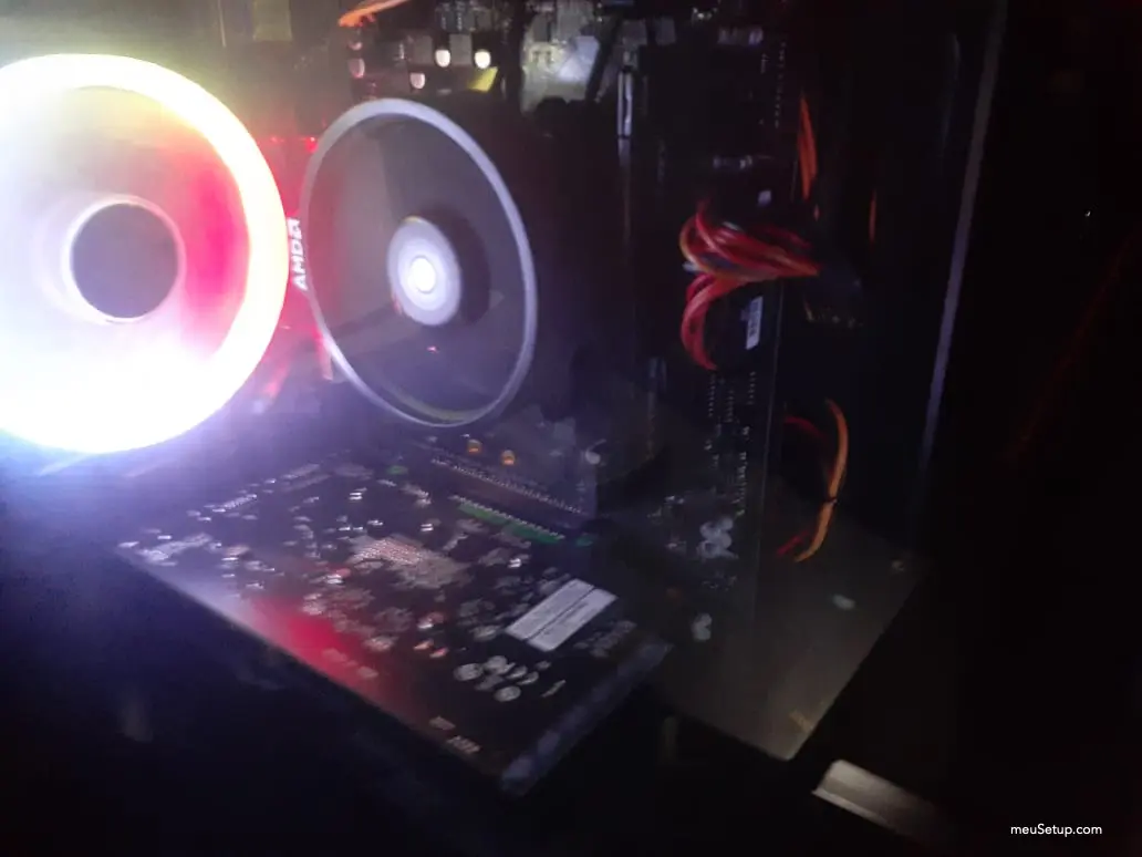 Guerra de setups com suporte de headphone e controle feito de lego — foto 5