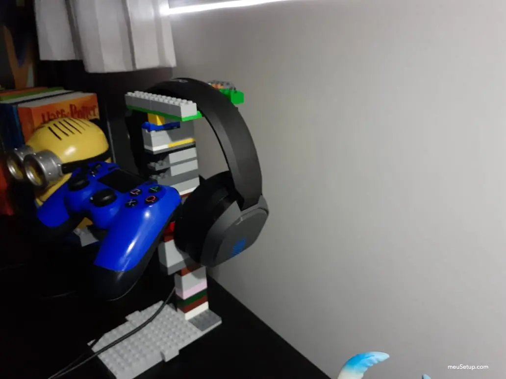 Guerra de setups com suporte de headphone e controle feito de lego — foto 2