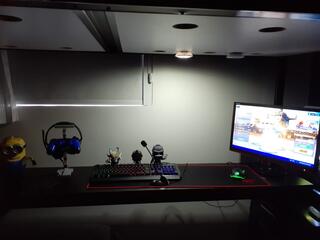 Guerra de setups com suporte de headphone e controle feito de lego