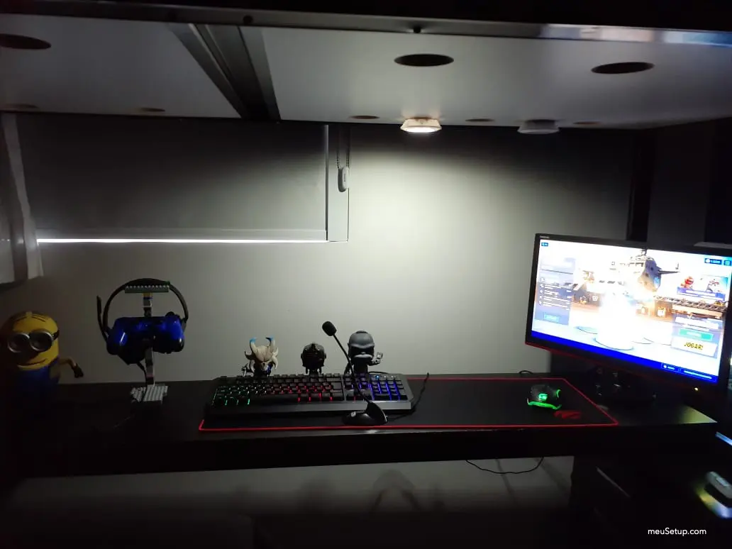 Guerra de setups com suporte de headphone e controle feito de lego — foto 1