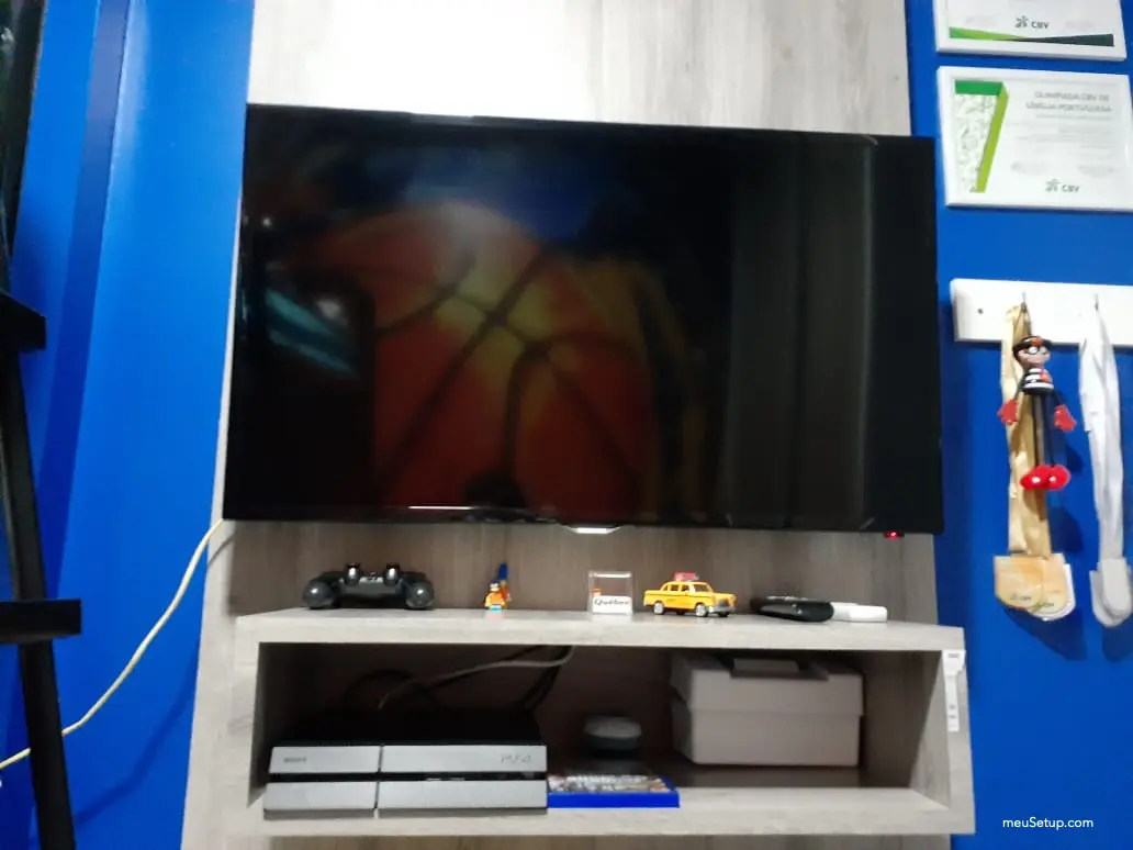 Guerra de setups com suporte de headphone e controle feito de lego — foto 3