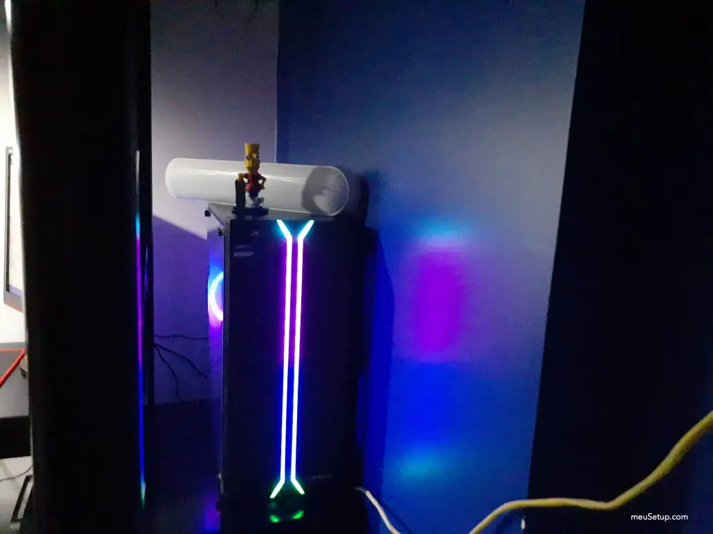 Guerra de setups com suporte de headphone e controle feito de lego — foto 4